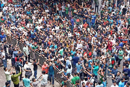 শাহবাগে সময় টিভির সাংবাদিকদের ওপর শিক্ষার্থীদের হামলা