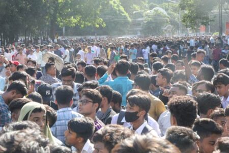 আন্দোলনকারীদের হটিয়ে ছাত্রলীগের দখলে রাজু ভাস্কর্য