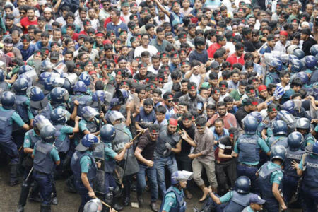 কোটাবিরোধী আন্দোলন: পুলিশের ব্যারিকেড ভেঙে শাহবাগে শিক্ষার্থীরা