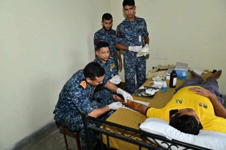 বন্যা কবলিত এলাকায় উদ্ধার ও ত্রাণ সহায়তার পাশাপাশি চিকিৎসা সেবা প্রদান করেছেন বাংলাদেশ নৌবাহিনী