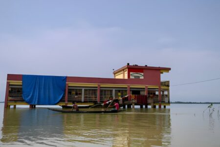 নামছে বন্যার পানি, ভেসে উঠছে ক্ষতচিহ্ন