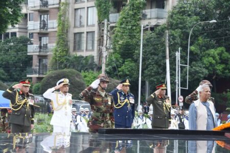 প্রধান উপদেষ্টা কর্তৃক শিখা অনির্বাণে পুষ্পস্তবক অর্পণ