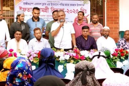 পাহাড়তলী হাজীক্যাম্প একাদশ ক্লাবের উদ্যোগে ইফতার সামগ্রী বিতরণ
