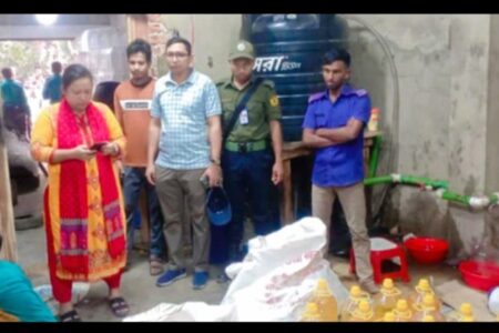 কর্ণফুলীতে নকল ‘রূপচান্দা’ তেলের কারখানার সন্ধান, জব্দ