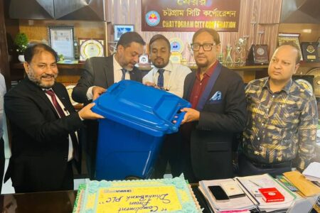 চসিক মেয়রের হাতে ১,০০০ ডাস্টবিন হস্তান্তর করলো ঢাকা ব্যাংক